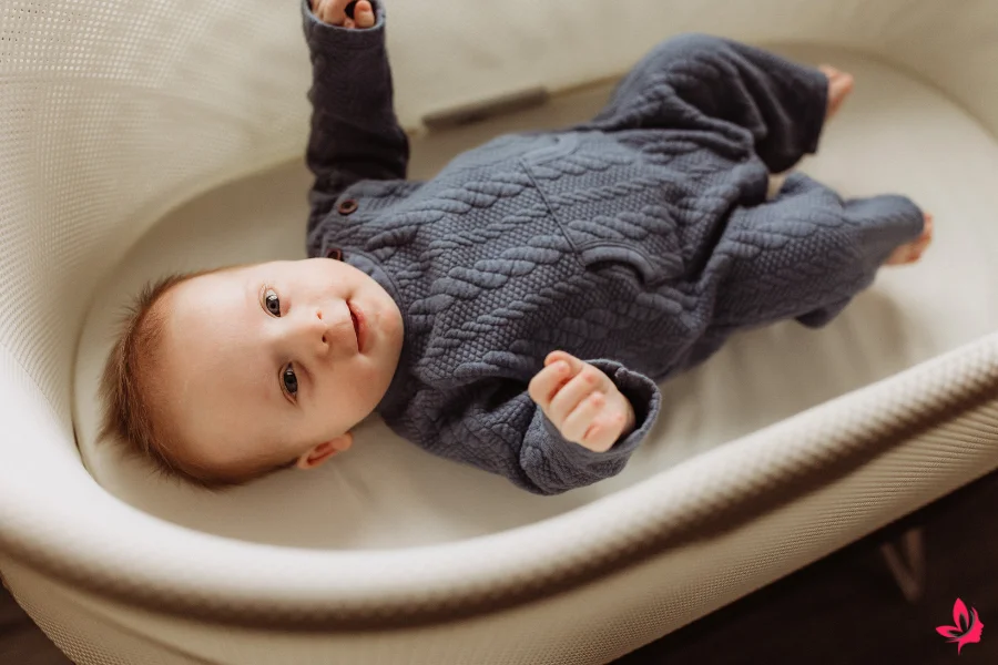 can-baby-sleep-in-bassinet-if-rolling-over