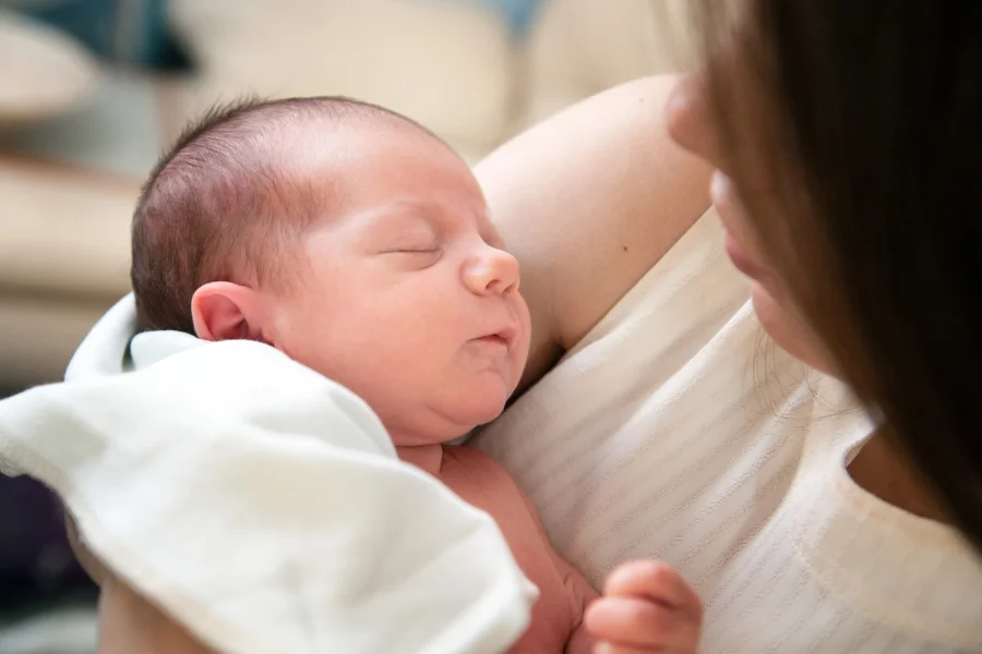 baby-smacking-lips-while-sleeping